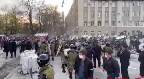Несанкционированный митинг на площади Свободы во Владикавказе, 20 апреля 2020 года. Стоп-кадр видео https://www.youtube.com/watch?v=s41w-htLeY0