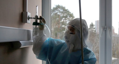 Медик в палате больного. Фото REUTERS/Maxim Shemetov