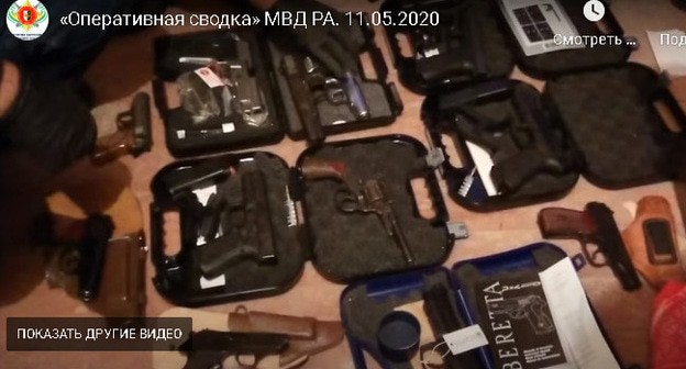 Схрон с оружием и взрывчаткой найден в Сухуме. Стоп-кадр видео https://www.youtube.com/watch?time_continue=81&v=CBeFNBSQFWY&feature=emb_logo