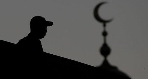 Сотрудник полиции на фоне мусульманской мечети. Фото: REUTERS/Maxim Shemetov