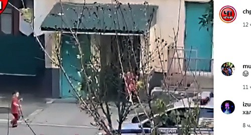 Дети забегают в подъезд многоквартирного дома, когда рядом проезжает полицейская машина.  Фото: скриншот страницы - https://www.instagram.com/p/CAauehWFB7k/