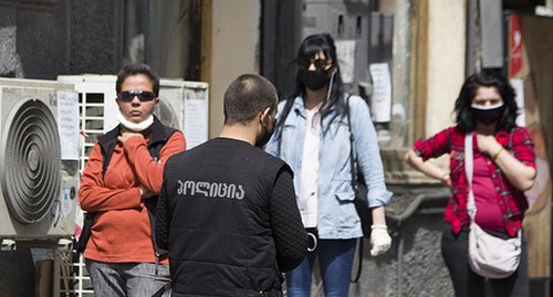 Жители Тбилиси на улицах города в защитных масках. Фото Инны Кукуджановой для "Кавказского узла"