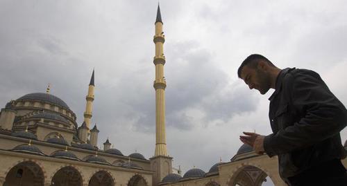 Верующий во время молитвы в мечети "Сердце Чечни" в Грозном. Фото: REUTERS/Maxim Shemetov