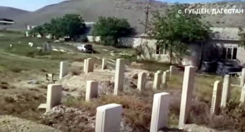 Свежие могилы в селе Губден. Май 2020 года. Скриншот из видеосюжета телеканала "Дождь".