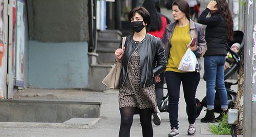 Жители Еревана в защитных масках. Фото Тиграна Петросяна для "Кавказского узла"