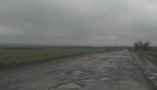 Разбитая дорога из города Зверево. Скриншот с видеообращения жителя Красносулинского района Геннадия Чернова