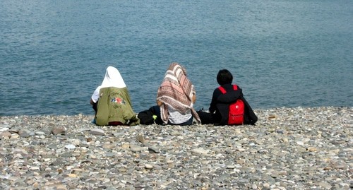 Девушки на пляже в Батуми. Фото Юлии Кашеты для "Кавказского узла".