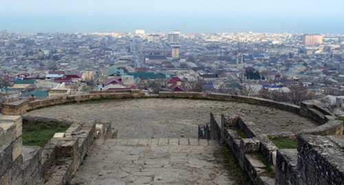 Вид на Дербент со смотровой площадки. Фото Патимат Махмудовой для "Кавказского узла"