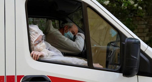 Врачи скорой помощи. Фото REUTERS/Tatyana Makeyeva
