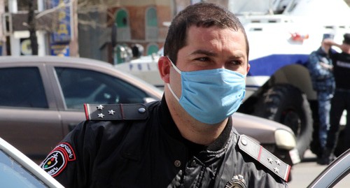 Сотрудник полиции в Ереване. Фото Тиграна Петросяна для "Кавказского узла"