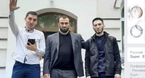 Ингушский активист Резван Оздоев (справа) вышел на свободу в день обвинительного приговора. Сриншот https://www.facebook.com/photo.php?fbid=266594117874960&set=a.127592205108486&type=3&theater