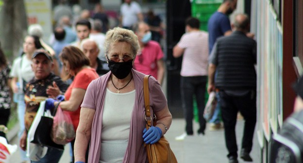 Пожилая женщина в маске на улице Еревана. Фото Тиграна Петросяна для "Кавказского узла" 