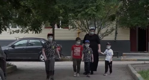 Семья на прогулке. Грозный, Чечня. Стоп-кадр https://newsvideo.su/video/12844096