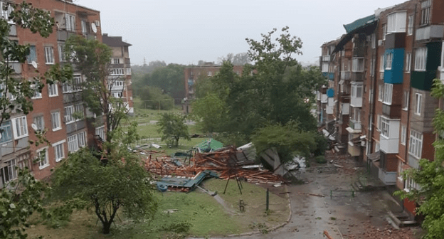 Последствия урагана на улице Боронтова в Прохладном. Фото Людмилы Маратовой для "Кавказского узла"