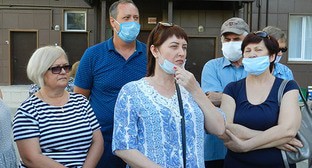 Жильцы многоэтажки в Волгограде отказались сносить забор по требованию прокуратуры