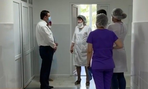 Осмотр новых госпиталей в Кабардино-Балкарии. Фото: скриншот со страницы kbrminzdrav в Instagram https://www.instagram.com/p/CBSWL63HbJO/