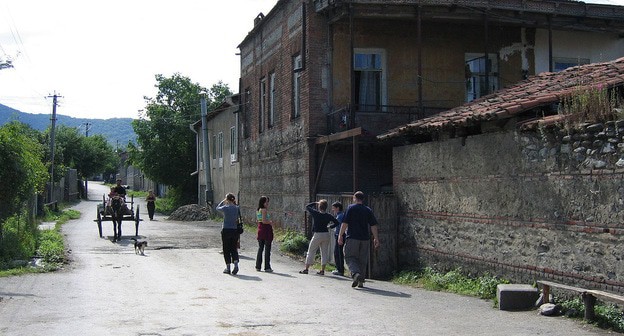 Село Шилда в Грузии. Фото Henri Bergius https://ru.wikipedia.org/wiki/Шилда#/media/Файл:Going_to_fetch_water.jpg