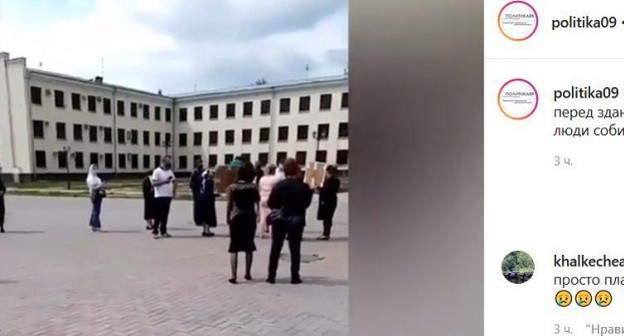 Люди на площади в Черкесске. Кадр видео в сообществе politika09 https://www.instagram.com/p/CBaiXepDvRh/