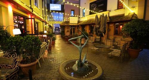 Кафе и рестораны в популярном туристическом районе Тбилиси ждут посетителей. Фото: REUTERS/Irakli Gedenidze