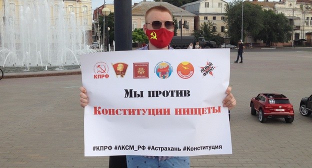 Участник пикета против поправок в Конституцию. Астрахань, 20 июня 2020 года. Фото Алены Садовской для "Кавказского узла"