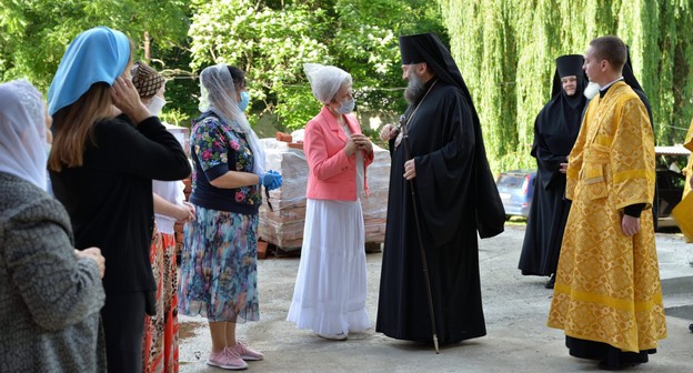 Архиепископ Майкопский и Адыгейский Тихон и прихожане. Фото пресс-службы Майкопской и Адыгейской епархии. https://adygeya-orthodoxia.ru