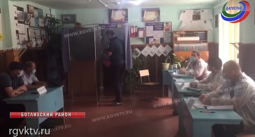 Досрочное голосование на участке в Ботлихском районе Дагестана 21 июня 2020 года. Скриншот видео на YouTube-канале «РГВК "Дагестан"». https://www.youtube.com/watch?v=lfjKCAs-4tU