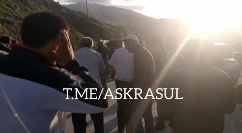 Полицейские пытаются остановить конфликтующих в Старом Сивухе. Стопкадр из видео Telegram-канала «Спросите у Расула» https://t.me/askrasul/11929