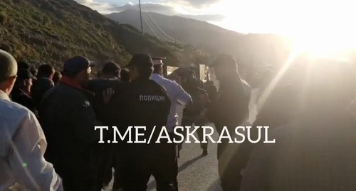 Полицейские пытаются остановить конфликт в Старом Сивухе. Стопкадр из видео Telegram-канала "Спросите у Расула" https://t.me/askrasul/11929