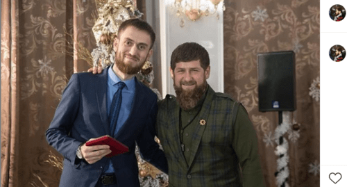 Чингиз Ахмадов получает звание заслуженного журналиста Чечни из рук Рамзана Кадырова. Фото: скриншот публикации в Инстаграм - https://www.instagram.com/p/BsDbWkQlS9b/?utm_source=ig_web_copy_link