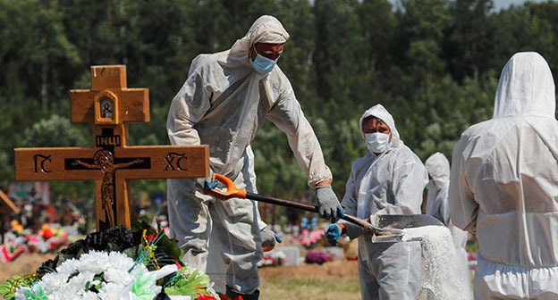 Захоронение умерших от COVID-19. Фото: REUTERS/Anton Vaganov