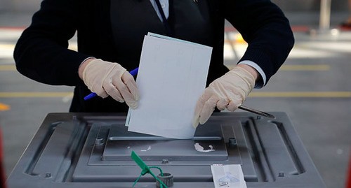 На избирательном участке. Фото: REUTERS/Anton Vaganov