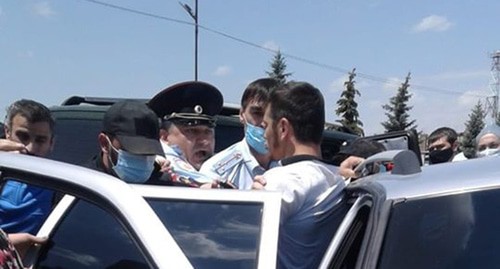 Участники акции вынужденных переселенцев общаются с сотрудниками полиции. Магас. Фото Умара Йовлоя для "Кавказского узла"