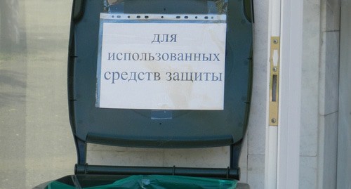 Урна для использованных средств защиты на избирательном участке. Фото Татьяны Филимоновой для "Кавказского узла"