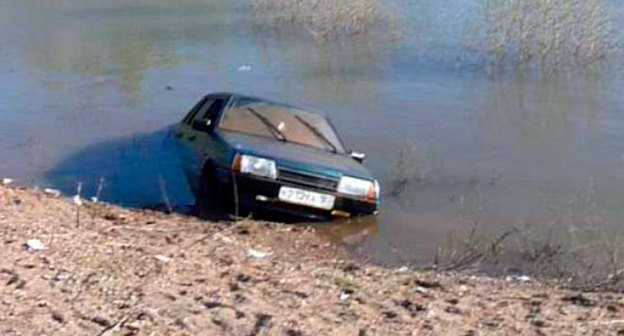 Упавший в реку Баксан автомобиль. Фото ГУ МЧС  по КБР