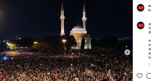 В ночь на 15 июля в Баку прошло несанкционированное шествие в поддержку азербайджанской армии. Стоп-кадр видео https://www.instagram.com/p/CCpD43sj6GB/?utm_source=ig_embed