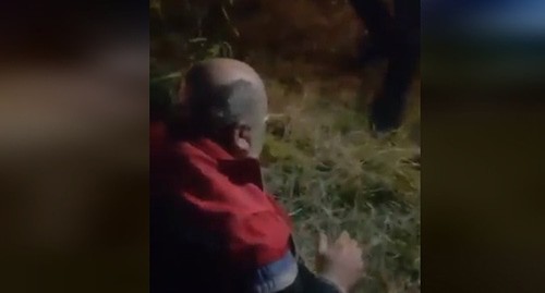 Нападение на пожилого мужчину. Стоп-кадр видео https://web.facebook.com/vruirtadevosian/videos/10223649218603579/?_rdc=1&_rdr