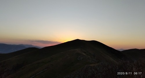 Восход солнца из-за горы Аралер. Фото Айка Арутюняна, предоставлено "Кавказскому узлу" автором снимка.