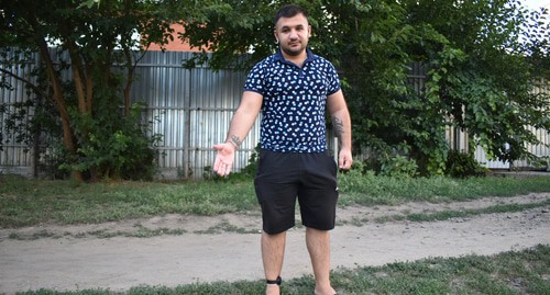 Гаспар Авакян показывает место нападения на него, 17 августа 2020. Фото Константина Волгина для "Кавказского узла"
