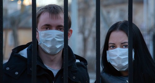 Молодые люди в медицинских масках. Фото pixabay.com