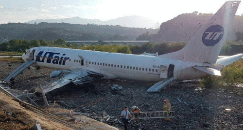 Аварийная посадка самолета в Сочи.  Фото пресс-службы Южной транспортной прокуратуры