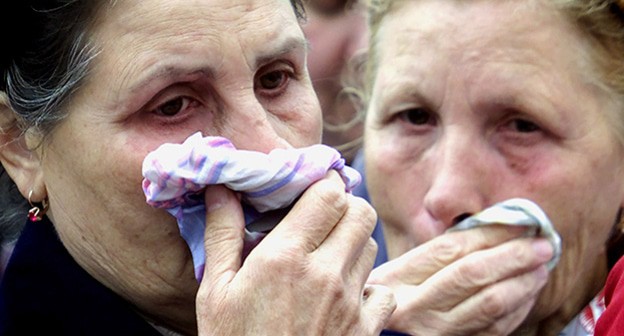 Родственники погибших во время теракта на улице Гурьянова. Фото: REUTERS/Dima Korotayev