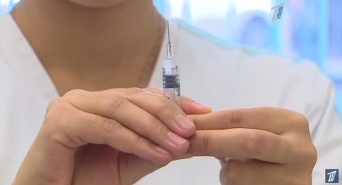 Шприц с вакциной в руках медработника. Скриншот с видео https://www.youtube.com/watch?v=srkowHo8PAQ&t=29s