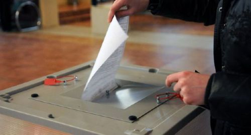 Избиратель голосует на выборах. Фото: Елена Синеок. "Юга.ру".