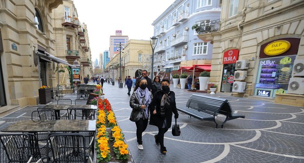 Жители Баку на улицах города в защитных масках. Фото Азиза Каримова для "Кавказского узла"