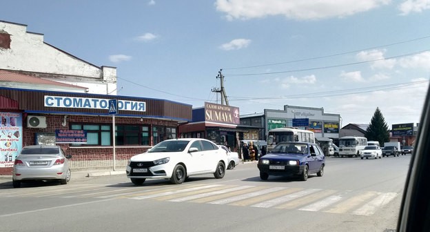 Вооруженные люди и несколько военных машин на окраине Назрани. Фото корреспондента "Кавказского узла"