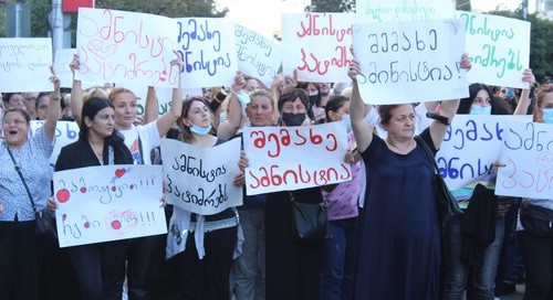 Участницы шествия с плакатами "Амнистия заключенным". Тбилиси, 19 сентября 2020 года. Фото Инны Кукуджановой для "Кавказского узла"