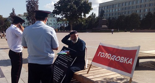 Бектемир Салихов на третий день пикета на площади Махачкалы объявил голодовку. 22 сентября 2020 год. Фото Расула Магомедова для "Кавказского узла"