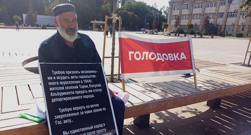 Бектемир Салихов на третий день пикета на площади Махачкалы объявил голодовку. 22 сентября 2020 год. Фото Расула Магомедова для "Кавказского узла"
