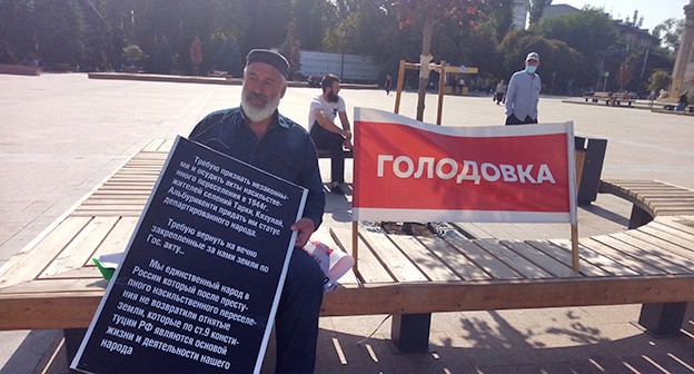 Бектемир Салихов на третий день пикета на площади Махачкалы объявил голодовку. 22 сентября 2020 г. Фото Расула Магомедова для "Кавказского узла"