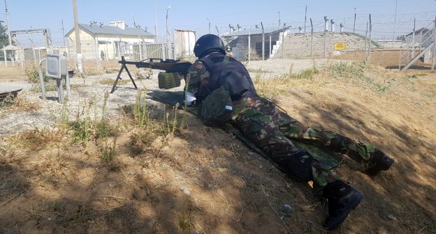 Боец силовых структур. Фото: пресс-служба НАК, http://nac.gov.ru/antiterroristicheskie-ucheniya/operativnym-shtabom-v-respublike-kalmykiya-7.html#&gid=1&pid=4